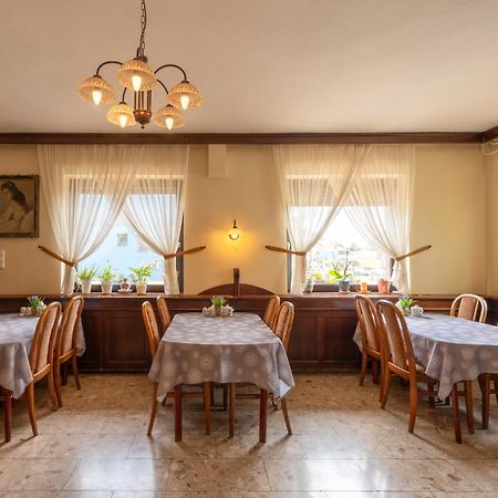 Szenti Vendeghaz Bed & Breakfast เยอร์ ภายนอก รูปภาพ