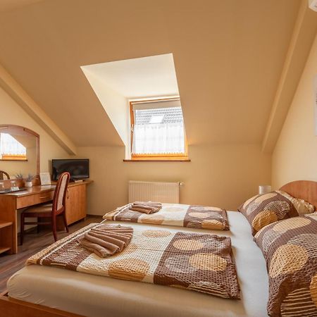 Szenti Vendeghaz Bed & Breakfast เยอร์ ภายนอก รูปภาพ