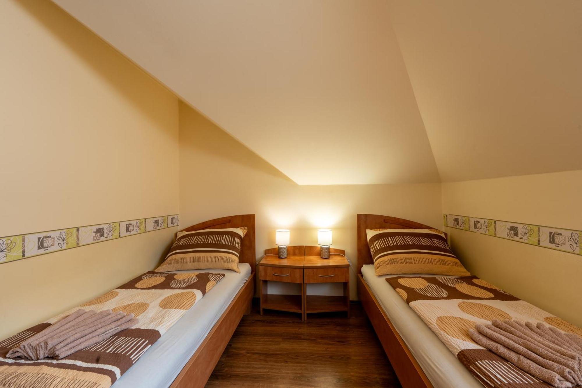 Szenti Vendeghaz Bed & Breakfast เยอร์ ภายนอก รูปภาพ