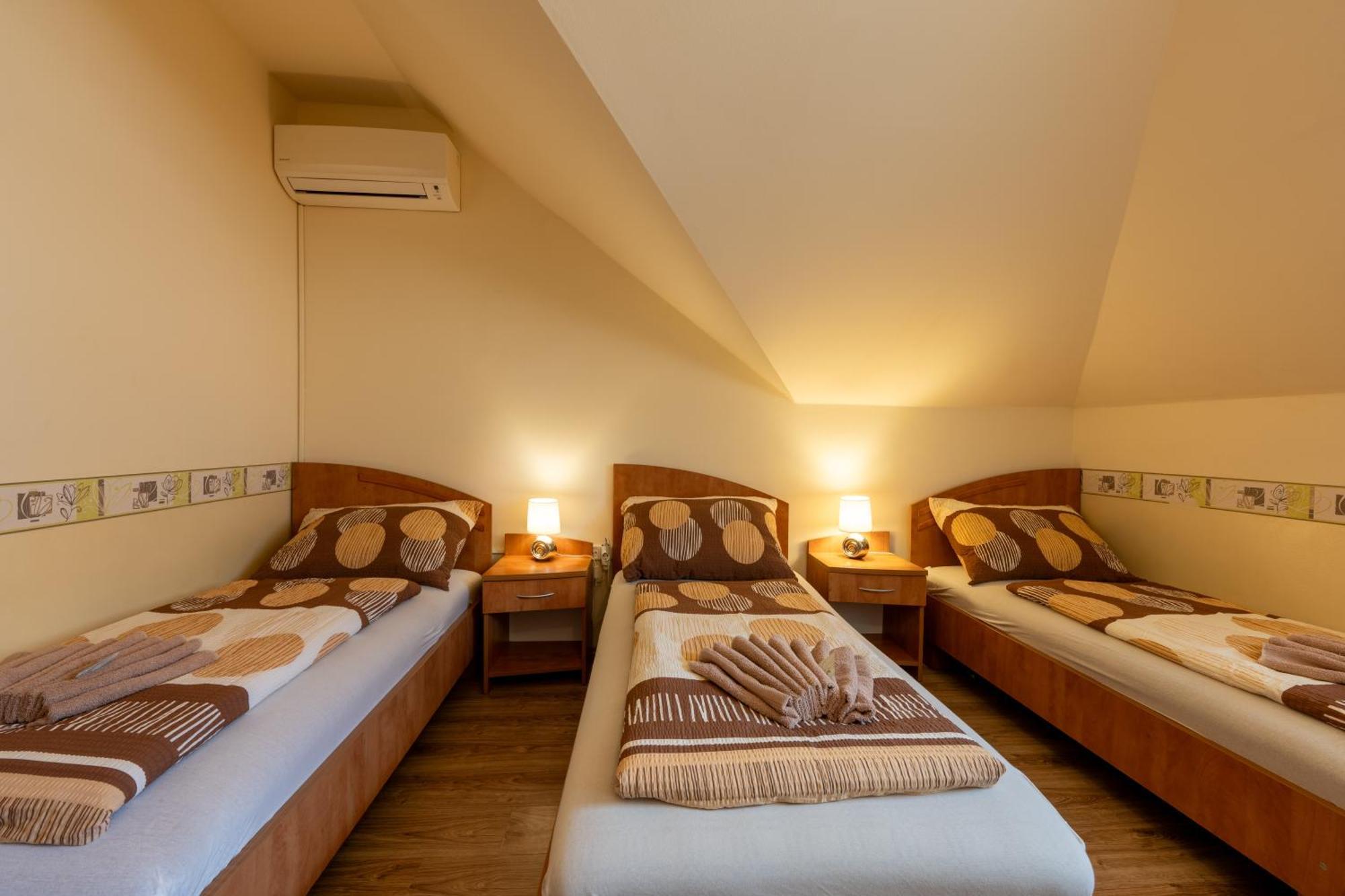 Szenti Vendeghaz Bed & Breakfast เยอร์ ภายนอก รูปภาพ