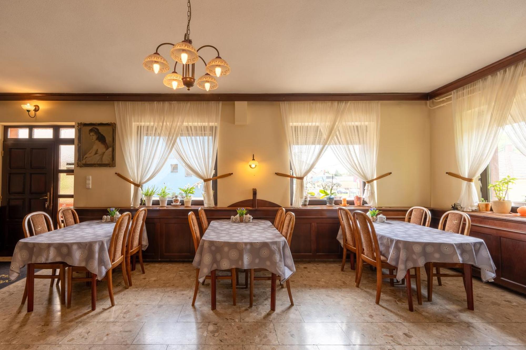 Szenti Vendeghaz Bed & Breakfast เยอร์ ภายนอก รูปภาพ