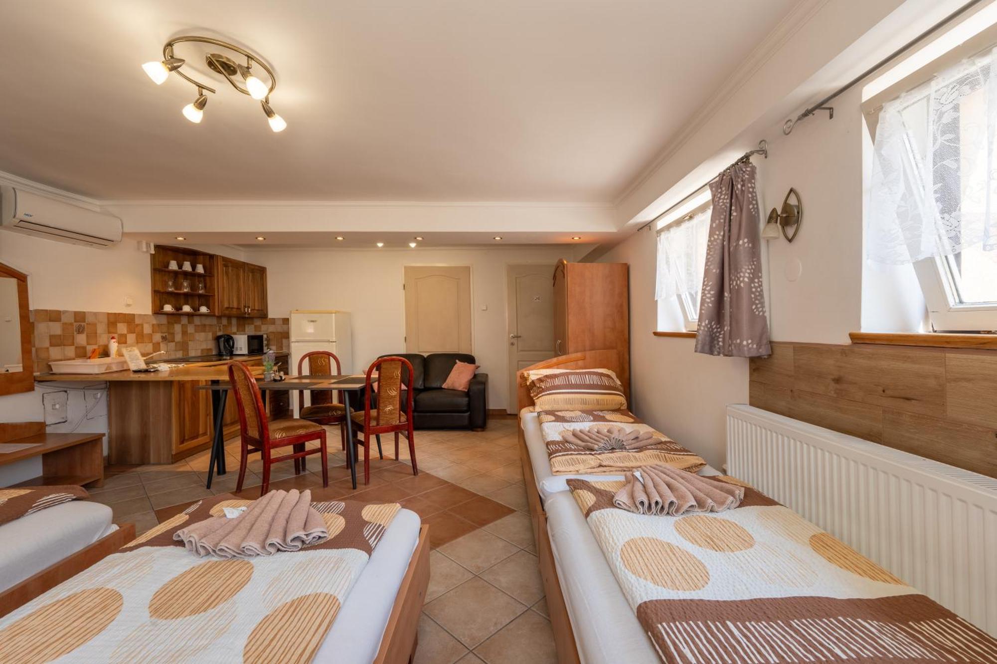 Szenti Vendeghaz Bed & Breakfast เยอร์ ภายนอก รูปภาพ