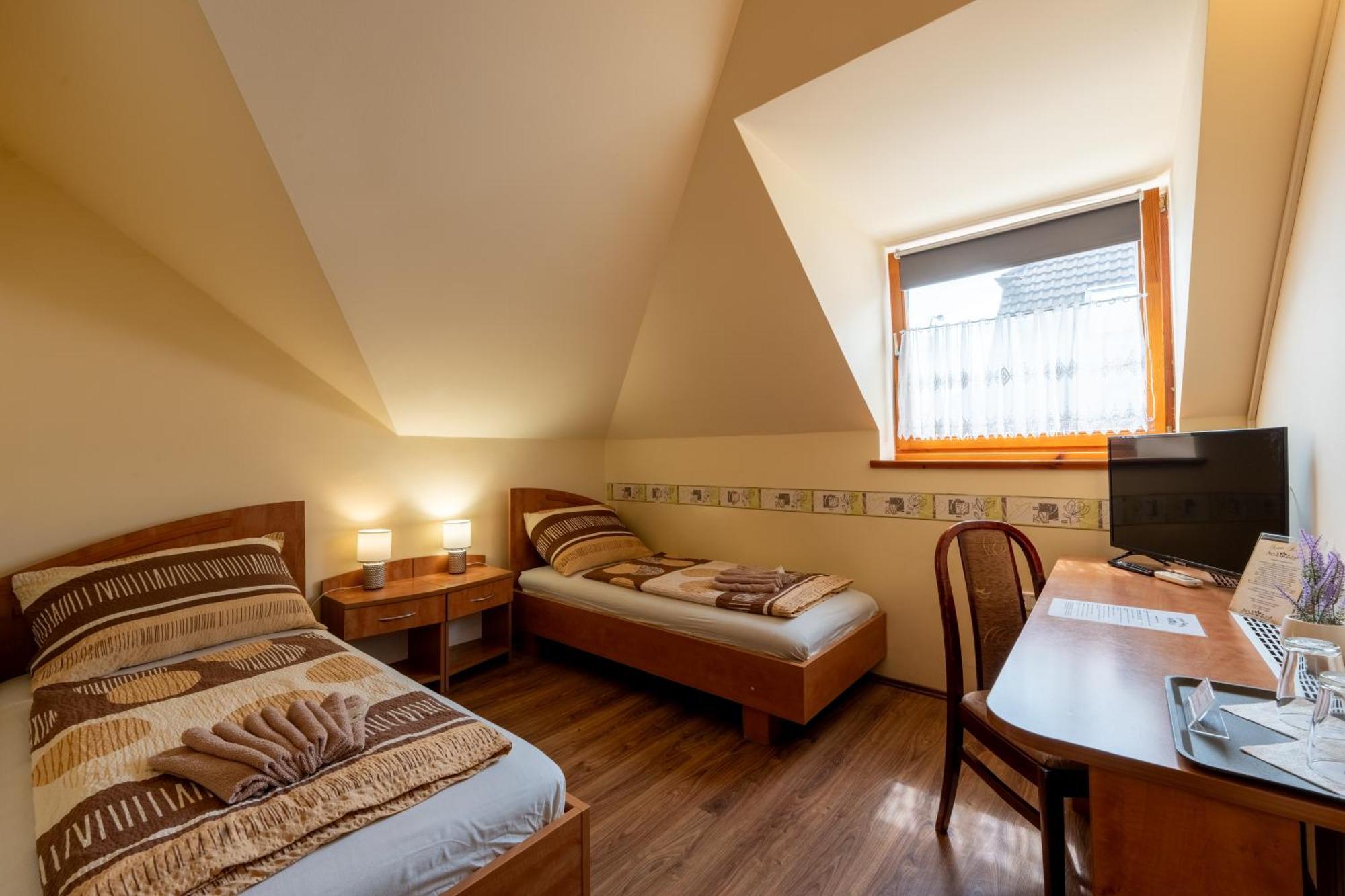 Szenti Vendeghaz Bed & Breakfast เยอร์ ภายนอก รูปภาพ