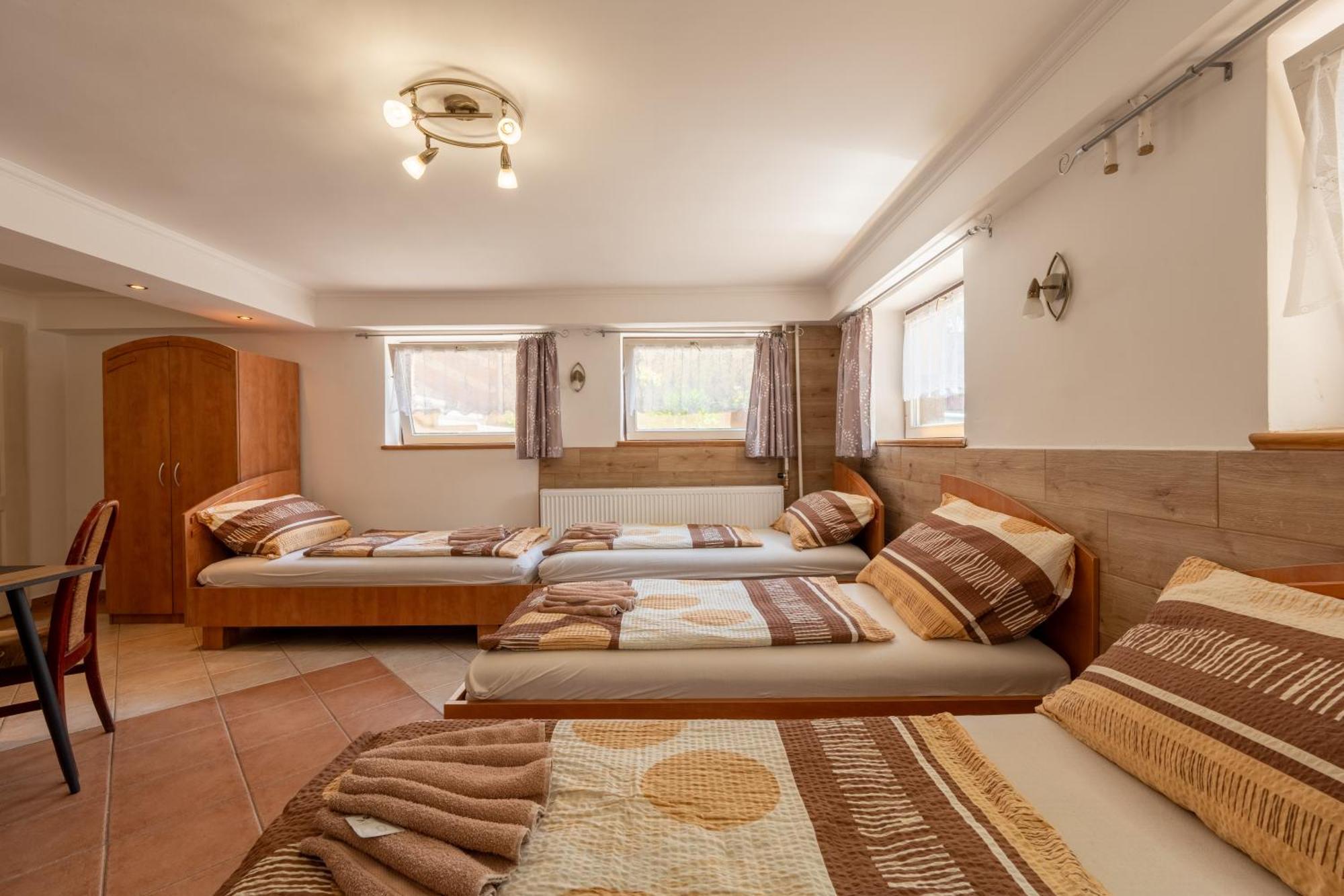 Szenti Vendeghaz Bed & Breakfast เยอร์ ภายนอก รูปภาพ