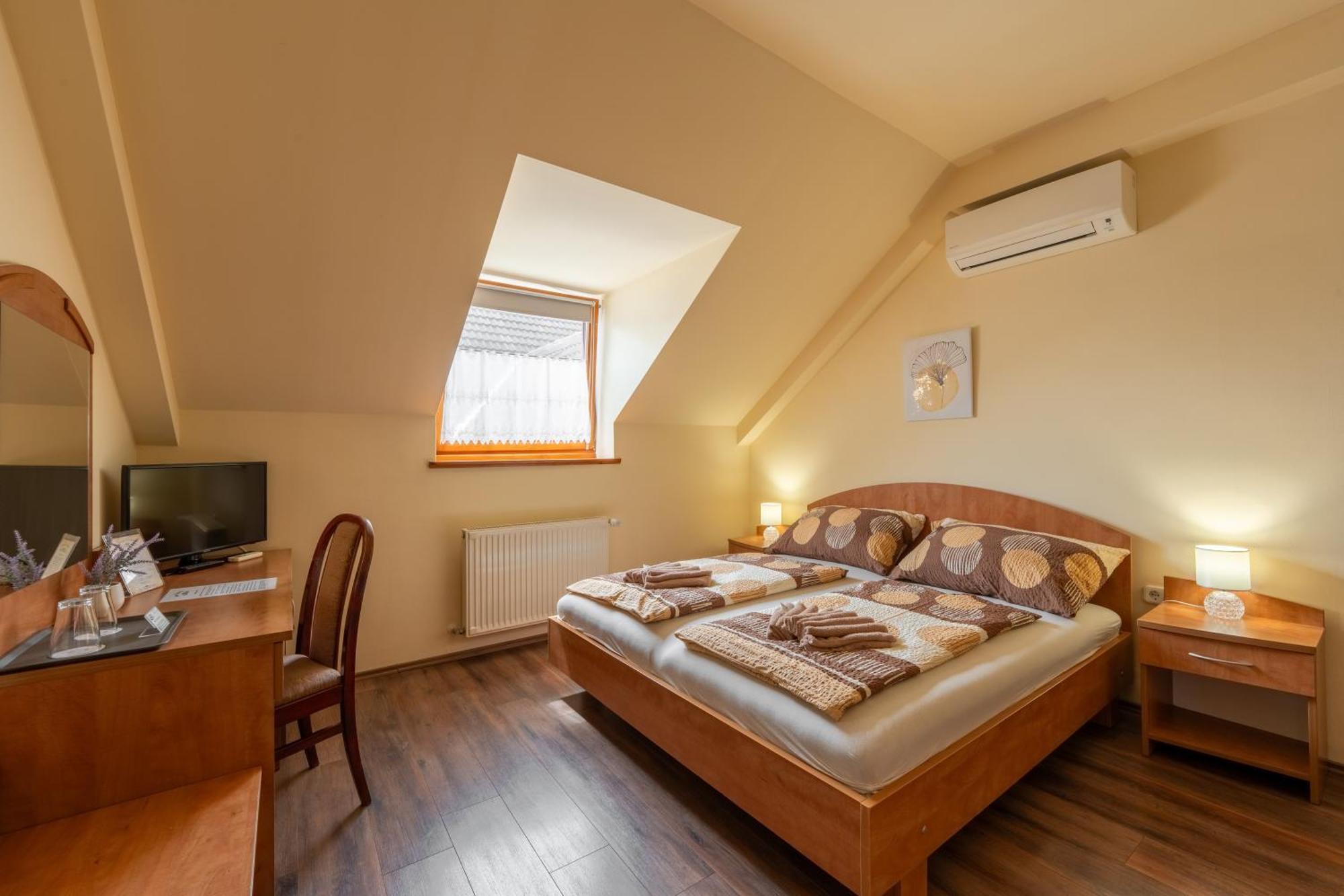 Szenti Vendeghaz Bed & Breakfast เยอร์ ภายนอก รูปภาพ