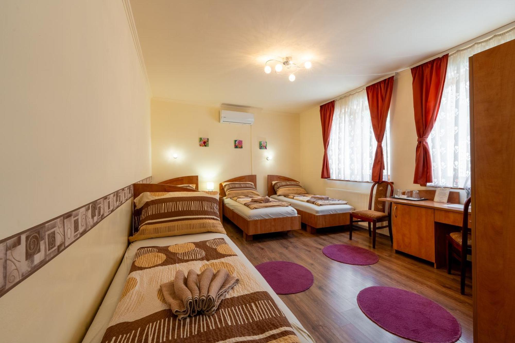 Szenti Vendeghaz Bed & Breakfast เยอร์ ภายนอก รูปภาพ