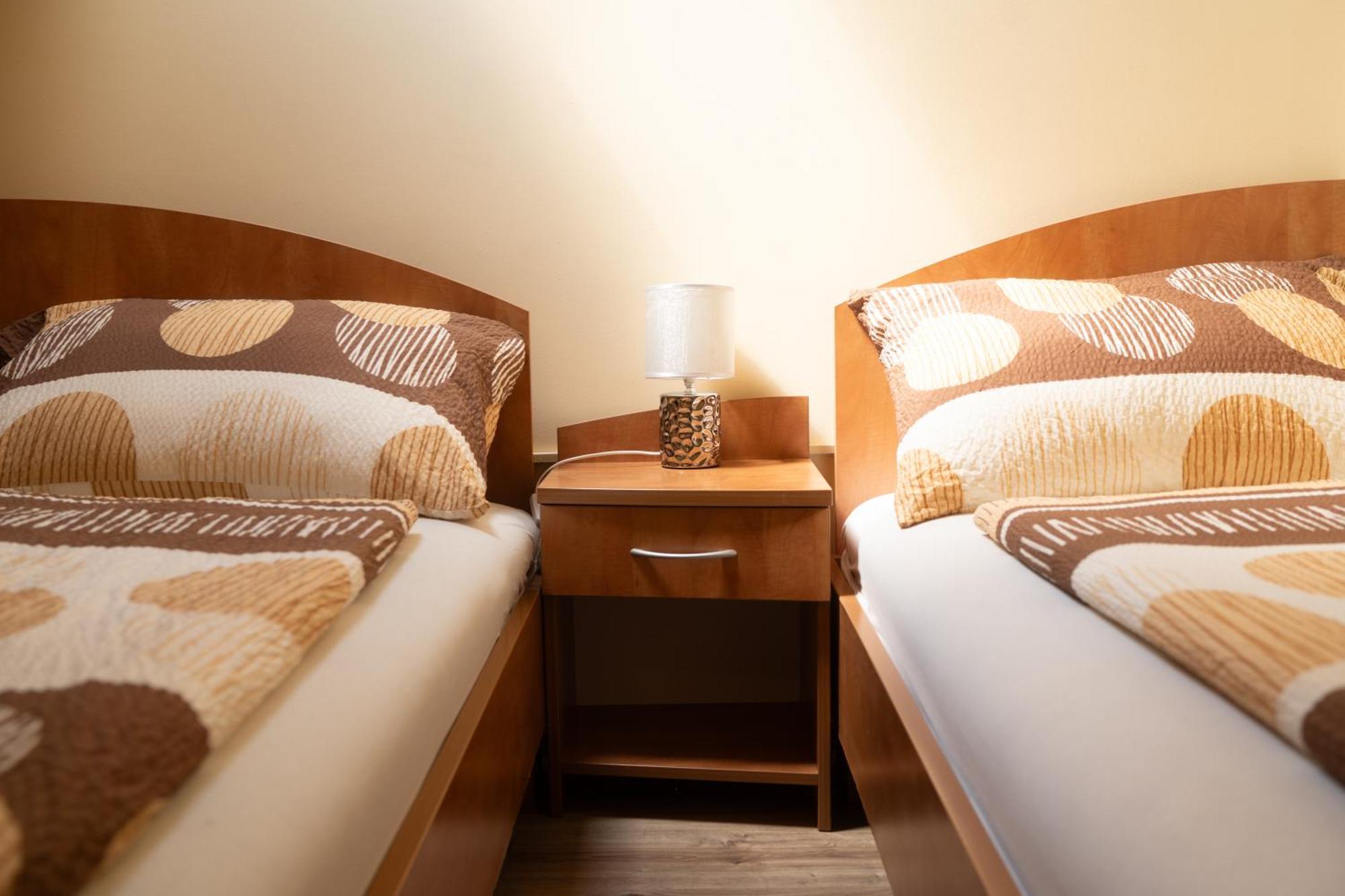 Szenti Vendeghaz Bed & Breakfast เยอร์ ภายนอก รูปภาพ