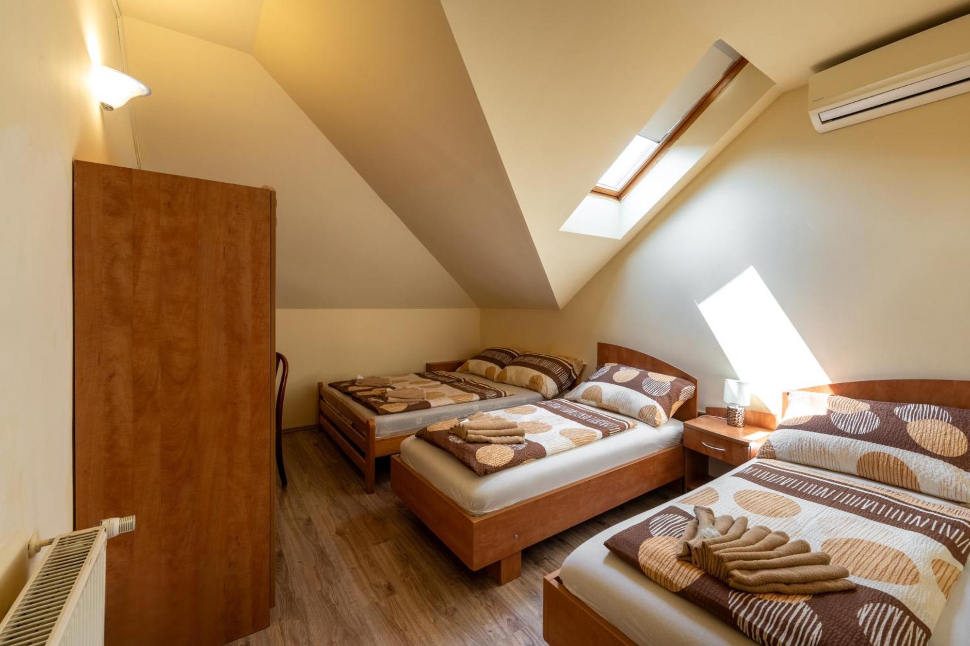 Szenti Vendeghaz Bed & Breakfast เยอร์ ภายนอก รูปภาพ