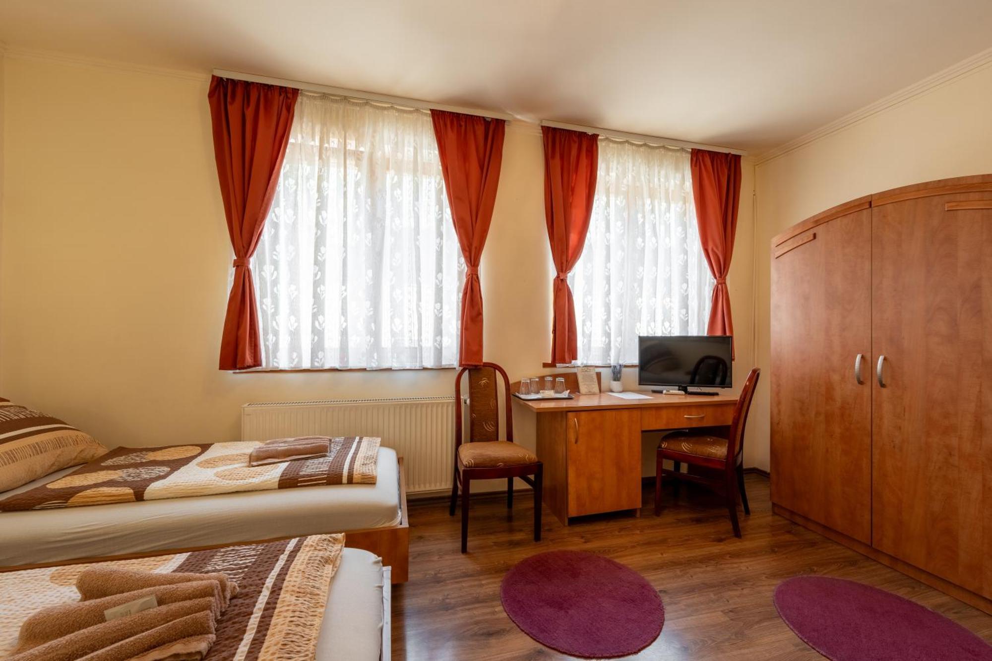 Szenti Vendeghaz Bed & Breakfast เยอร์ ภายนอก รูปภาพ