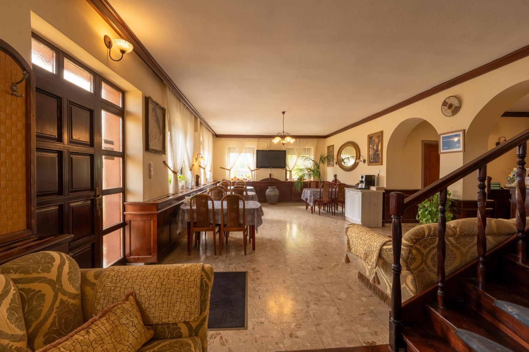 Szenti Vendeghaz Bed & Breakfast เยอร์ ภายนอก รูปภาพ