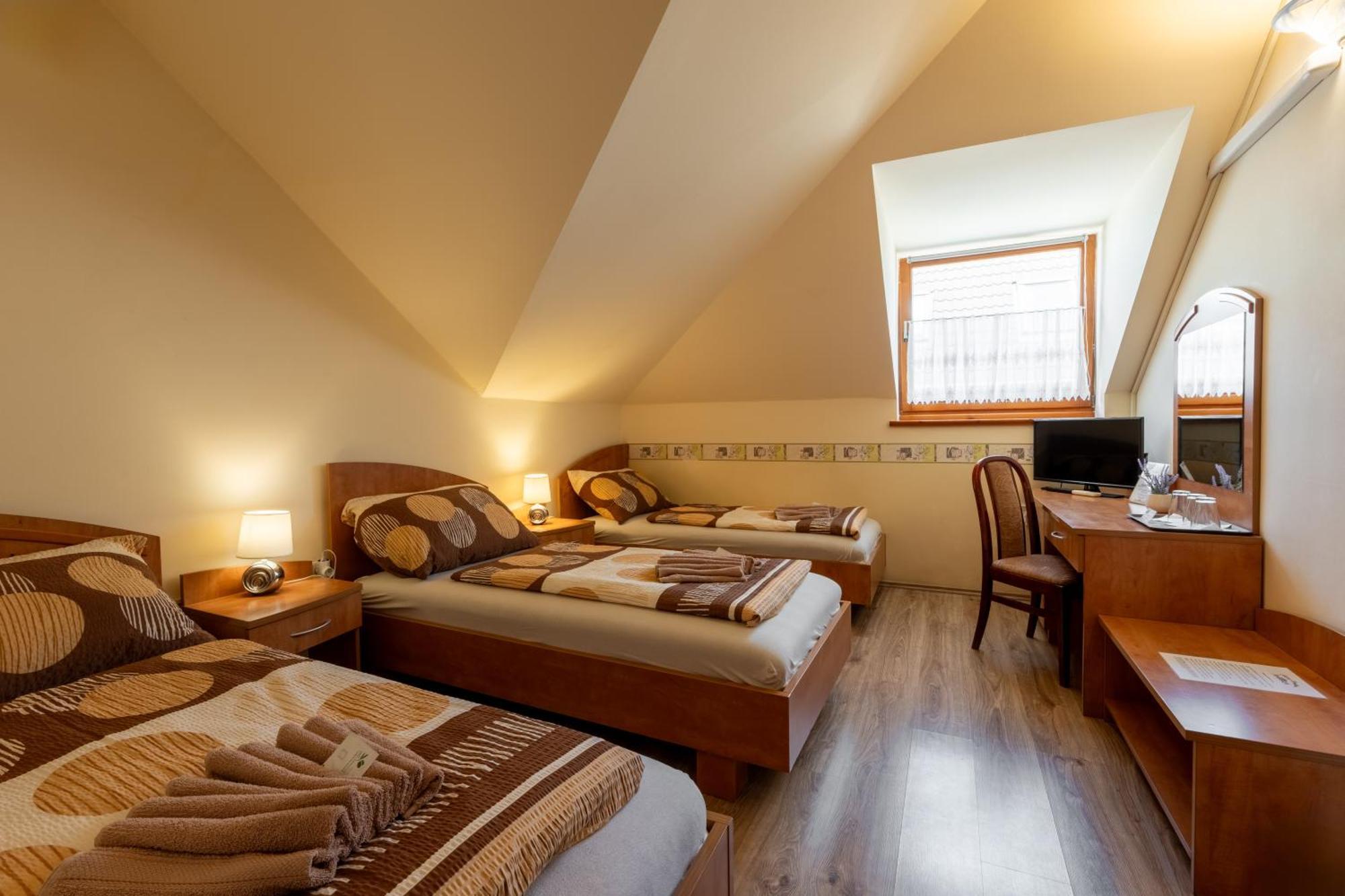 Szenti Vendeghaz Bed & Breakfast เยอร์ ภายนอก รูปภาพ